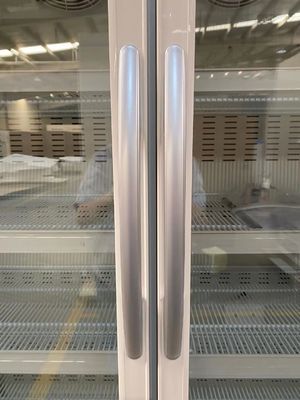 ตู้เย็นเภสัชชีวการแพทย์สองประตูกระจก 2-8 องศาพร้อมไฟ LED ภายใน